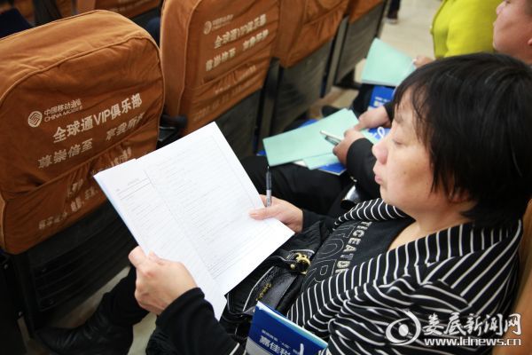 纳税人仔细研读相关材料