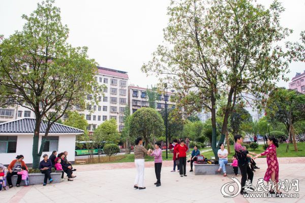在梅园跳舞的市民