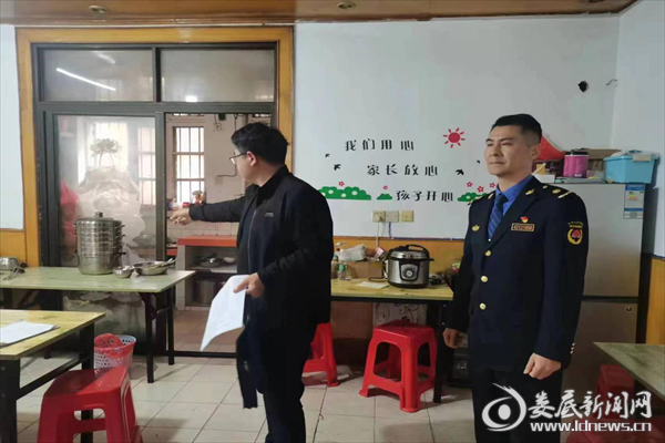 (执法人员开展校外托管机构联合检查)