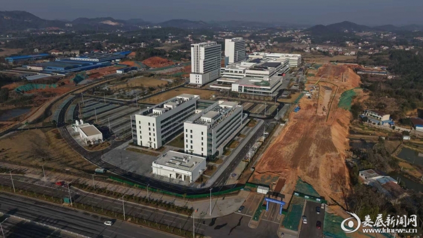 广州医科大学附属第一医院娄底医院主体落成(娄底市国资委供图)