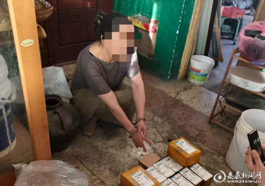 (图为犯罪嫌疑人指认涉案物品)