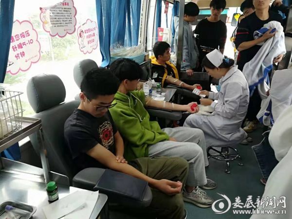 双峰三中：爱心满校园 无偿献血创新高